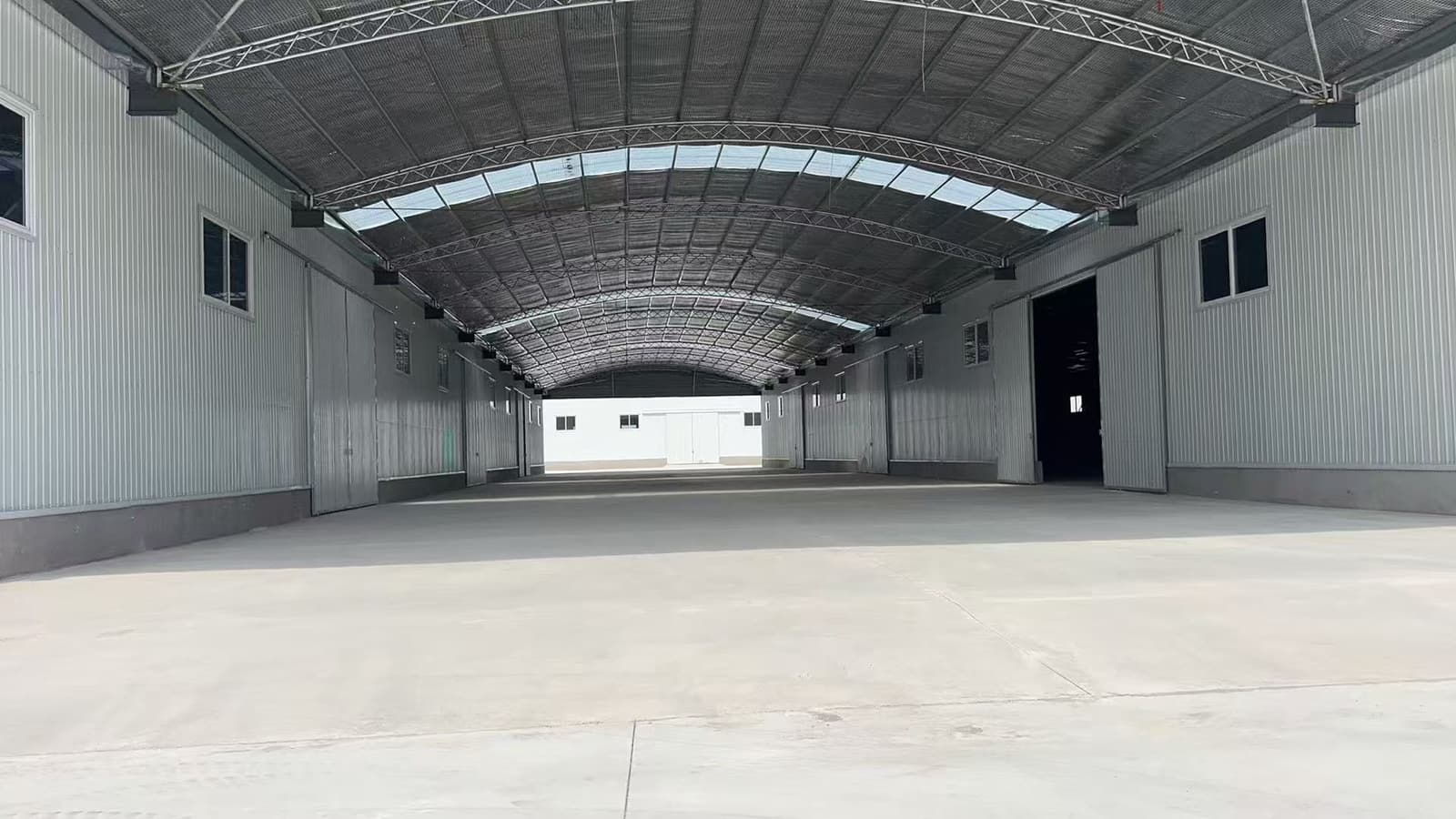 库房之间通长的钢结构雨棚通道