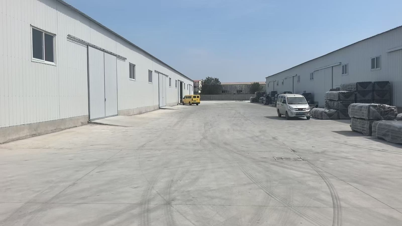 库房间的混凝土场地